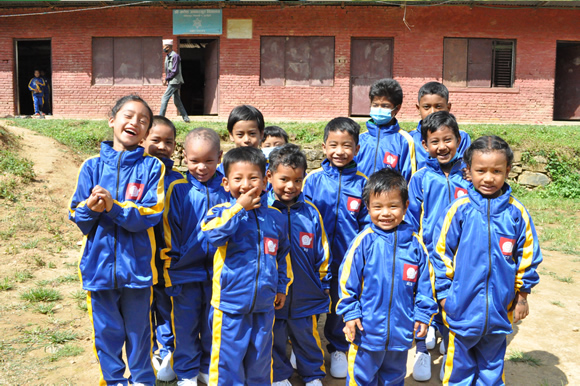 制服を着る子供