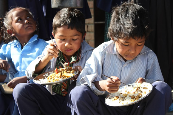 給食を食べる子供