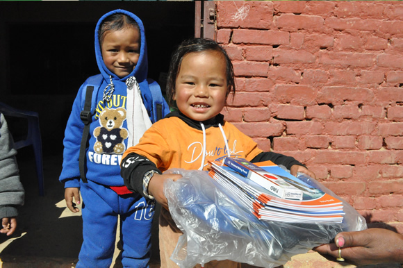 ノートを持つ子供