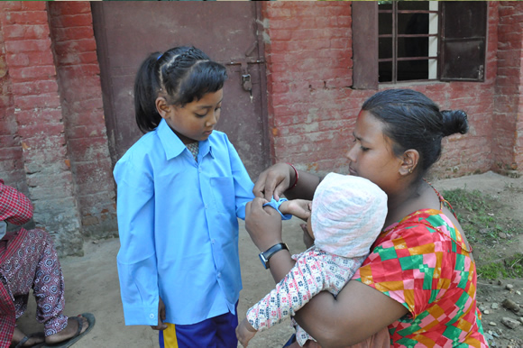 制服を着る子供
